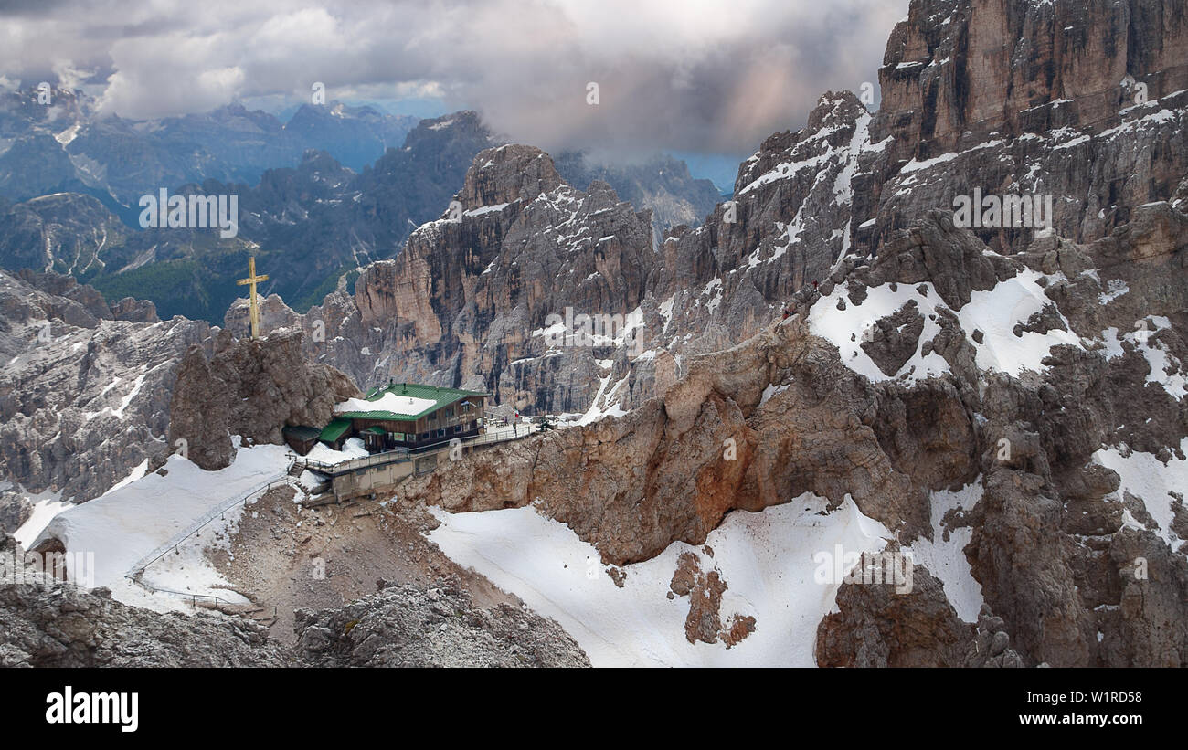 Unglaubliche Aussicht vom Monte Cristallo zu den Sattel Passo del Cristallo, Dolomiten, Italien Stockfoto