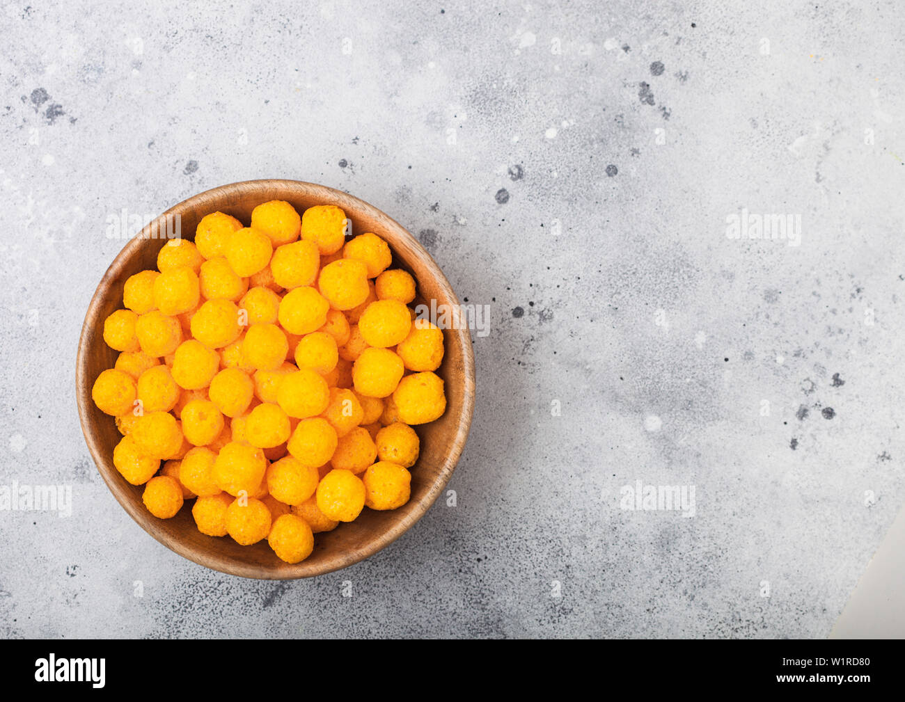 Puffed goldenen Käse Kugeln als klassische Kinder Snack auf Leuchtkasten. Ansicht von oben Stockfoto