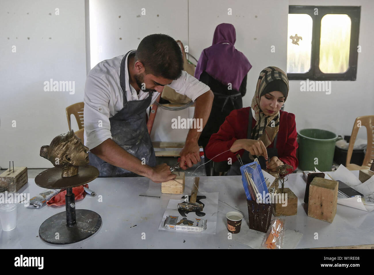 Gaza, den Palästinensischen Gebieten. 03 Juli, 2019. Palästinensische Künstler machen Ton Skulpturen durch die Verwendung von modernen Instrumenten und Materialien im Rahmen eines Workshops gefördert von Arabischen Fonds für Kunst und Kultur (Afac). Credit: Mohammed Talatene/dpa/Alamy leben Nachrichten Stockfoto