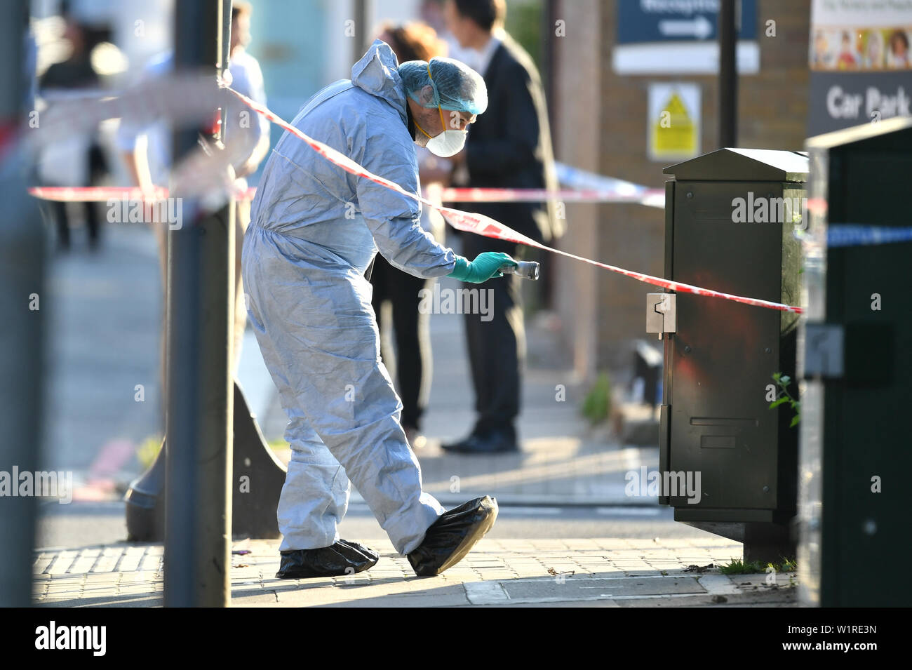 Polizei Forensik Offiziere auf Latchmere Straße in Battersea Park Road nach einem Stechen. Ein Mann wurde in ein Krankenhaus nach einem Angriff in der Straße in Battersea, London, und es gab keine Verhaftungen gehetzt. Stockfoto