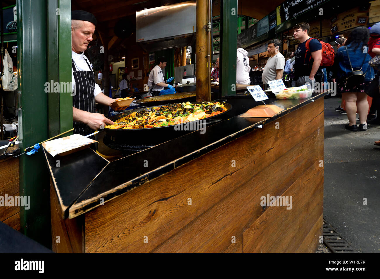 London, England, UK. Borough Market, Southwark. Paella Abschaltdruck Stockfoto