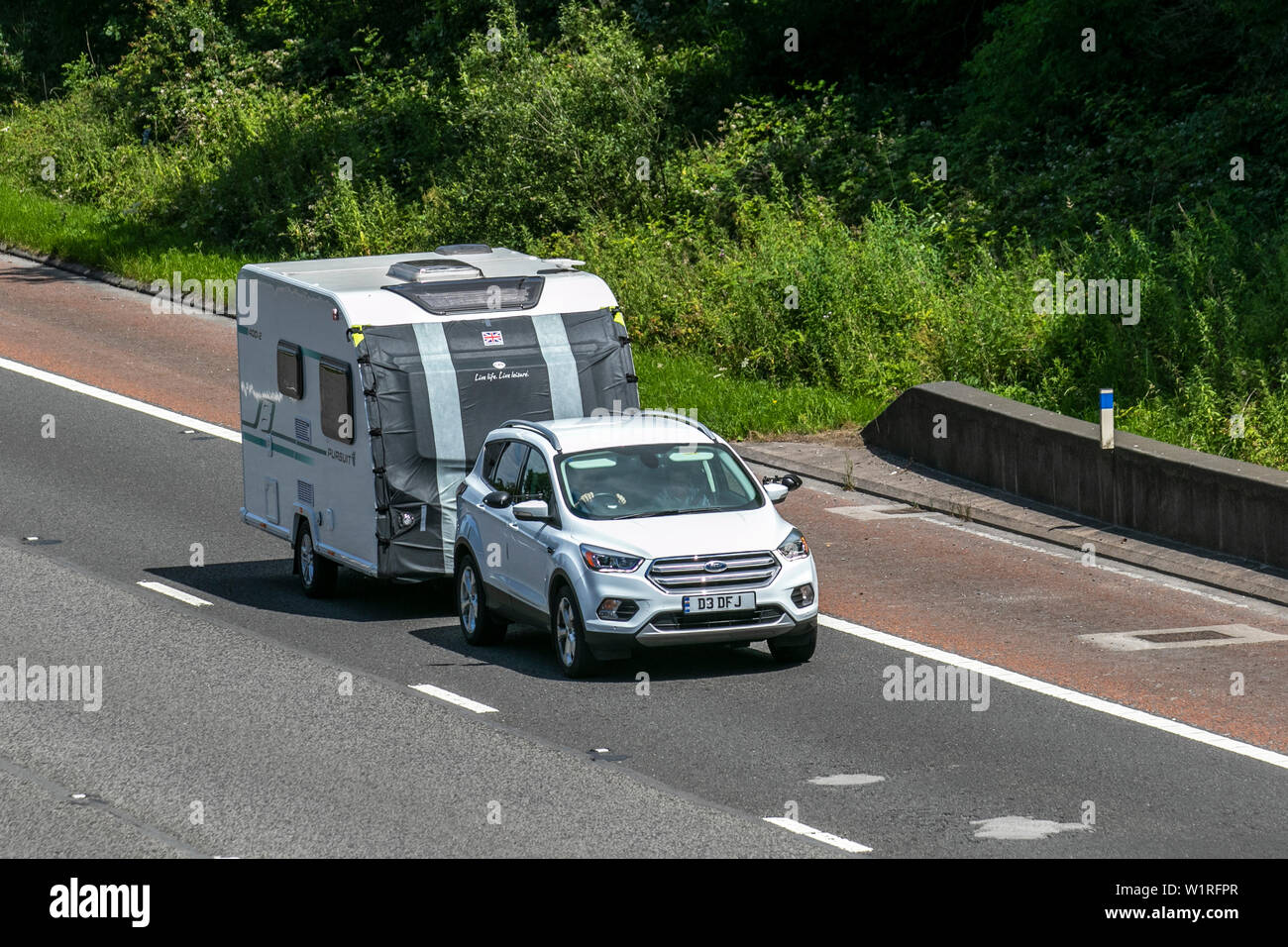 2017 weißen Ford Kuga Titanium TDCI; Großbritannien Verkehr, Transport, moderne, Limousine und Caravan, Nord - Auf der 3 spurigen Autobahn gebunden. Stockfoto