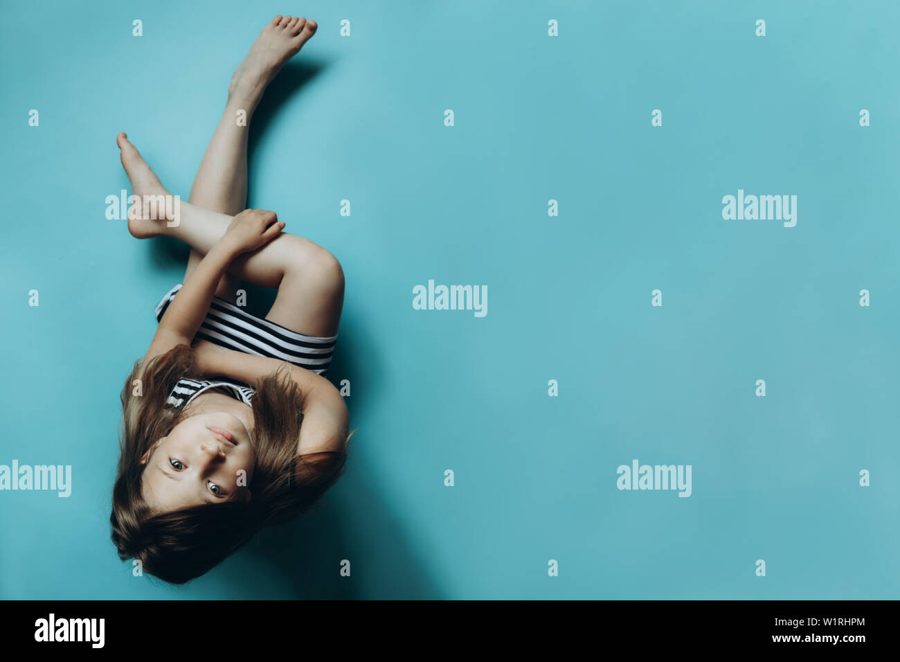 Susses Madchen Einfaches Blaues Kleid Stockfotos Und Bilder Kaufen Alamy