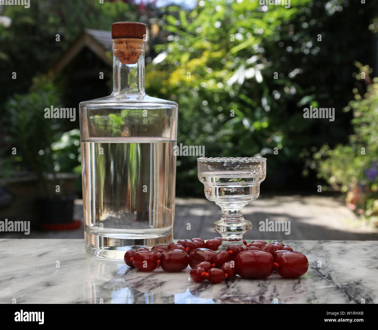 Wodka und Bernsteinperlen aus Litauen, Baltikum Stockfoto