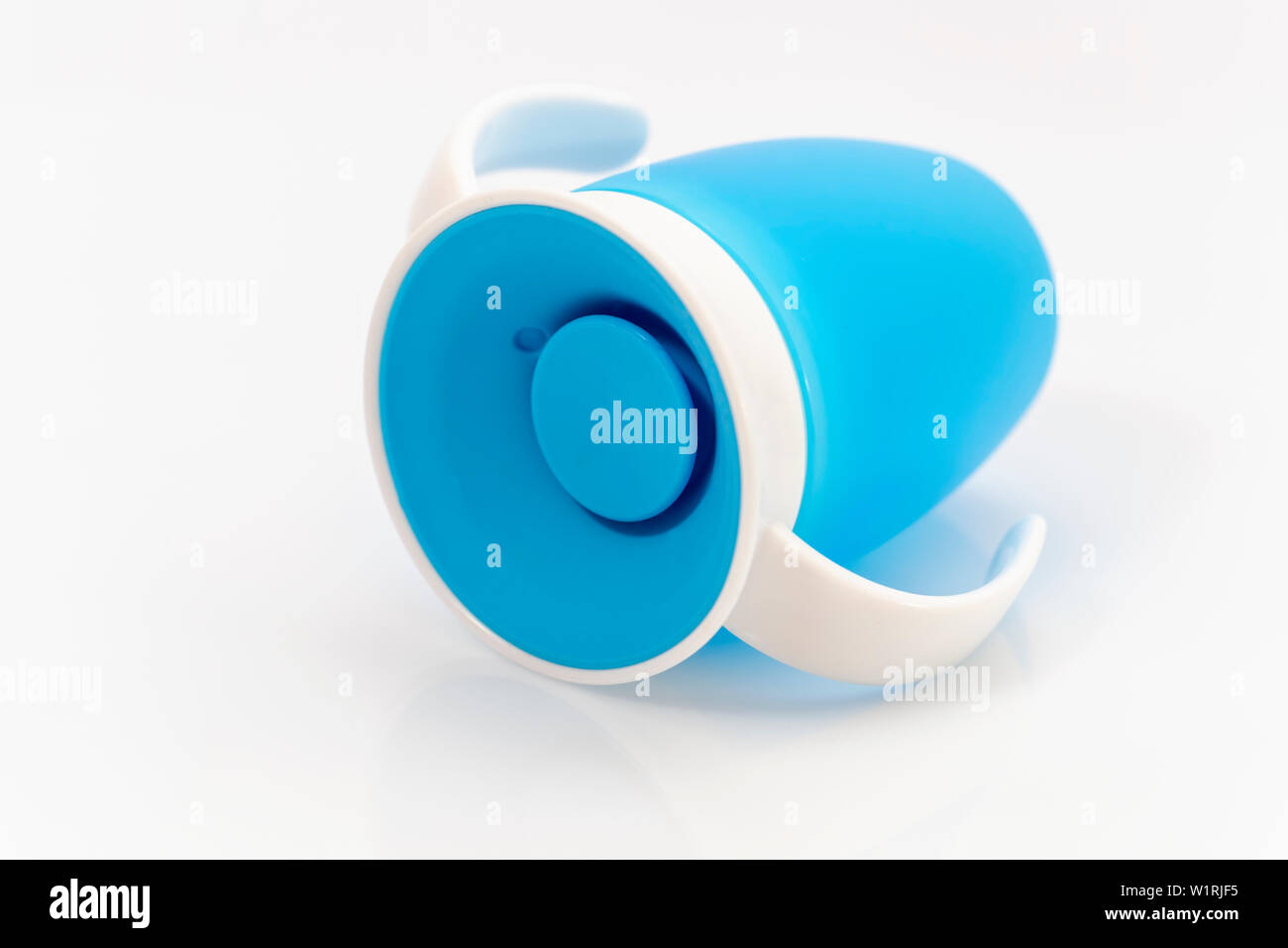 Baby Kleinkind kein Verschütten Trinkbecher Trainer 360-Trinkflasche. Stockfoto