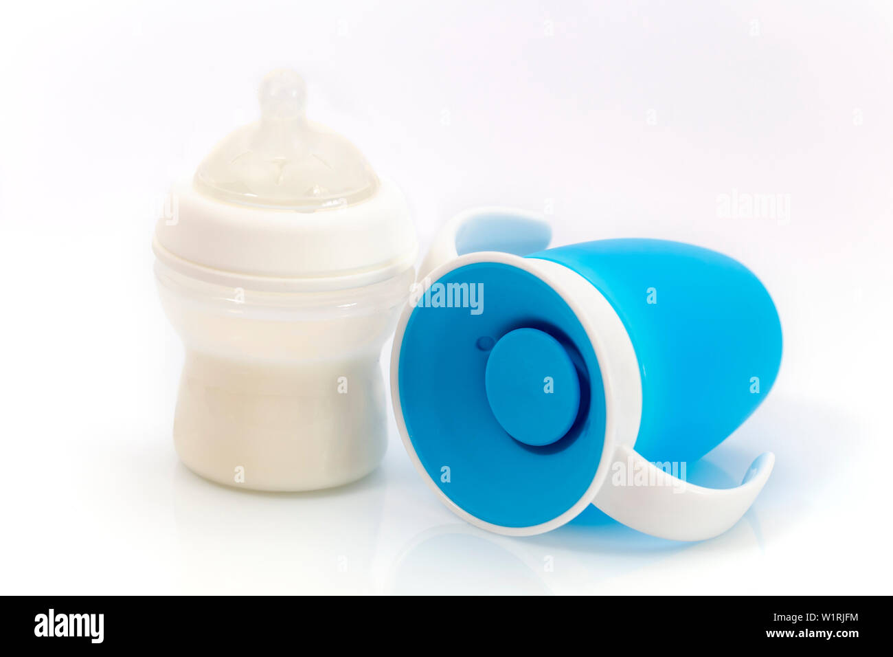 Baby Kleinkind kein Verschütten Trinkbecher und Baby die Flasche mit Milch. Trainer 360-Trinkflasche. Stockfoto
