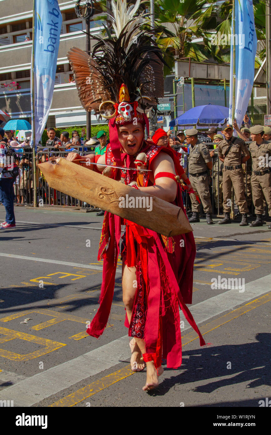 Ein Karneval Teilnehmer in Asien Afrika Festival 2019 Stockfoto