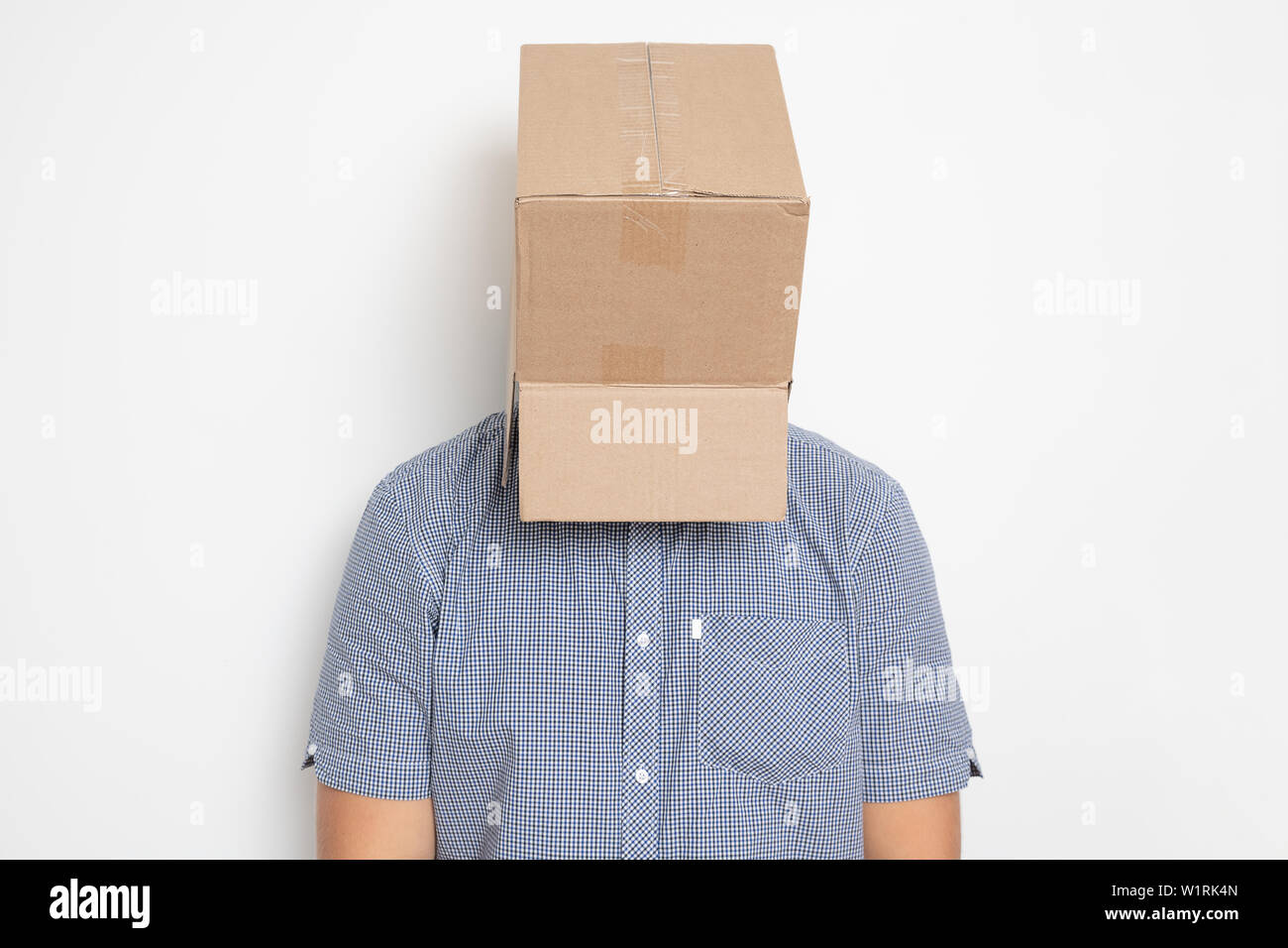 Beschreibung: Ein anonymer Mann mit einer Box auf seinem Kopf, seine Identität zu verbergen ich Stockfoto