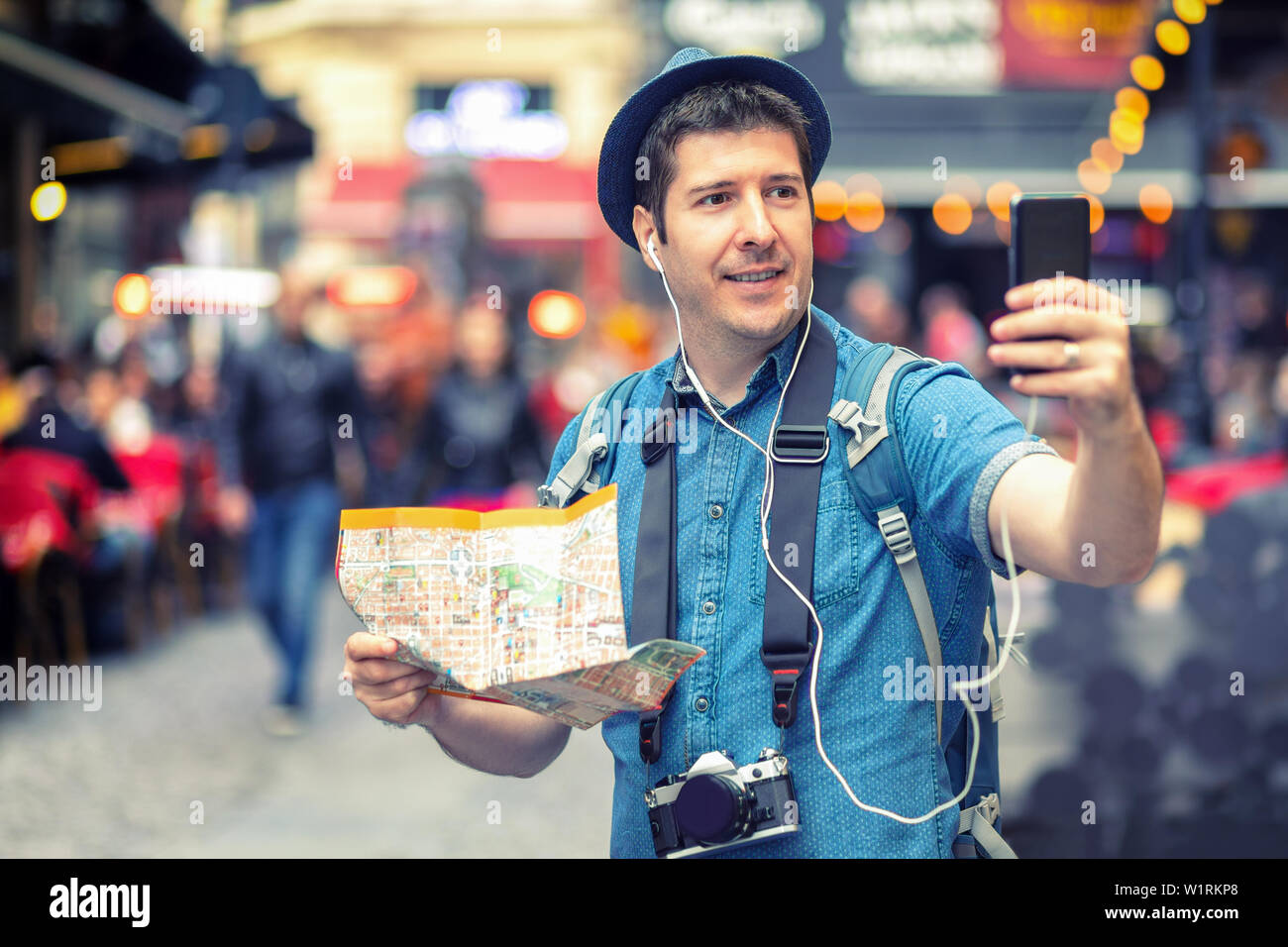 Lächelnd Tourist in London unter selfie auf überfüllten Straßen voller Pubs Stockfoto