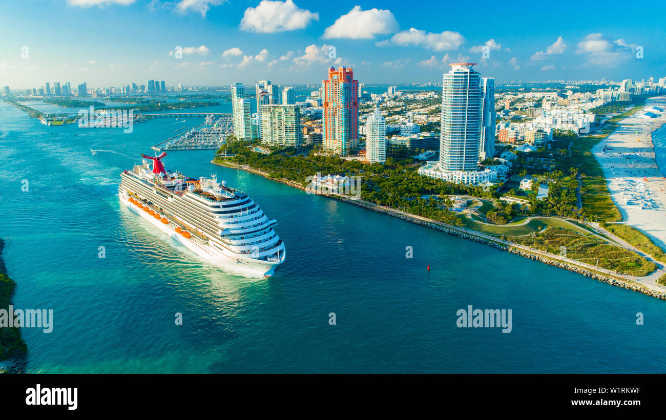 Kreuzfahrtschiff (Carnival Magic) Eingang zum Atlantischen Ozean, vom Hafen von Miami. South Beach. Florida. USA. Stockfoto