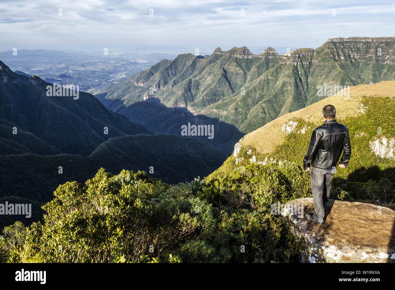 Bom Jardim Da Serra, Santa Catarina, Brasilien. 20. Juli 2018. Ein Mann steht auf einem Felsen und die Landschaft in Ronda Canyon suchen, in Rio do Rastro Berge Credit: Ricardo Ribas/SOPA Images/ZUMA Draht/Alamy leben Nachrichten Stockfoto