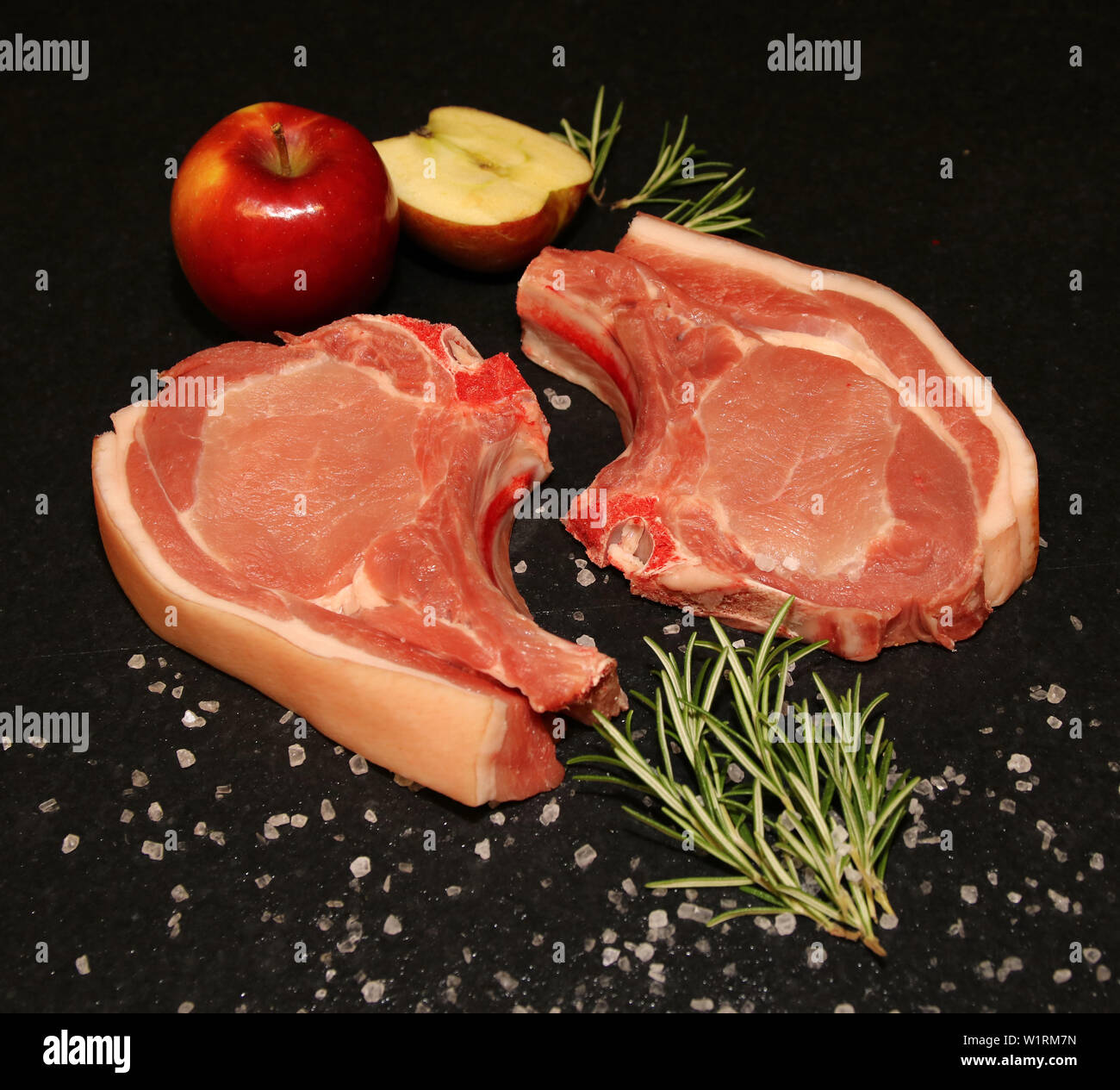 Schweinelendchen auf schwarzem Hintergrund Werbung ein Metzger Fleisch hacken Stockfoto