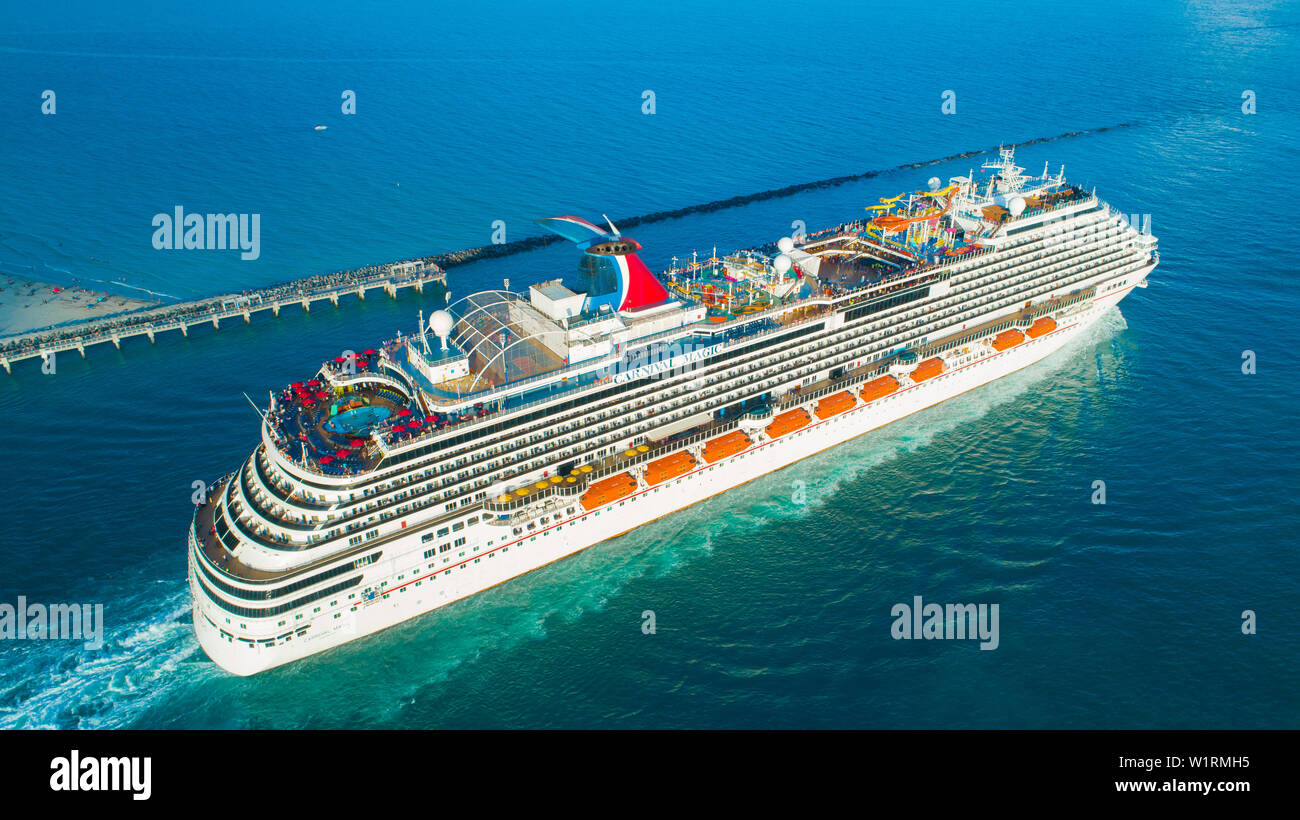 Kreuzfahrtschiff (Carnival Magic) Eingang zum Atlantischen Ozean, vom Hafen von Miami. South Beach. Florida. USA. Stockfoto