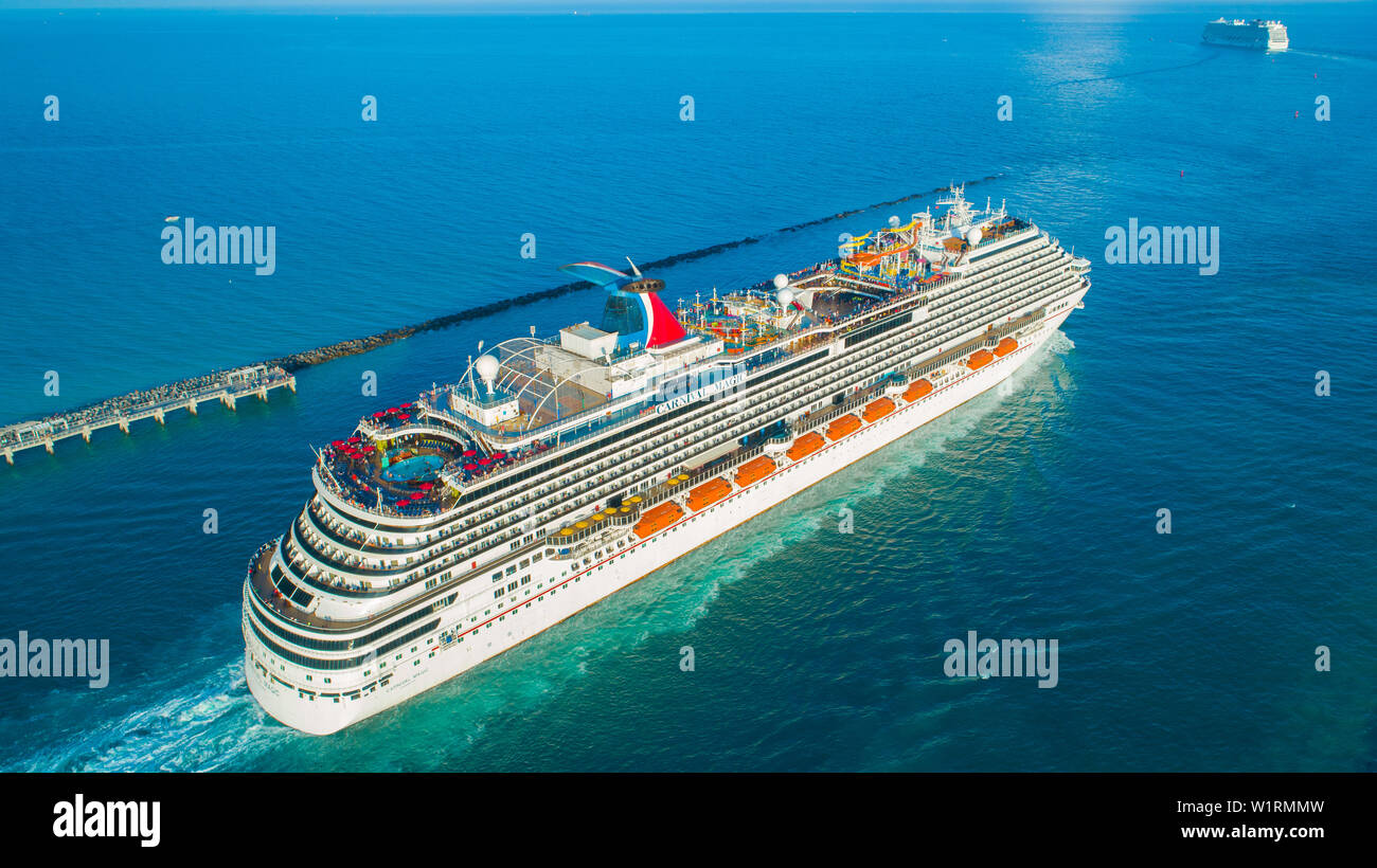 Kreuzfahrtschiff (Carnival Magic) Eingang zum Atlantischen Ozean, vom Hafen von Miami. South Beach. Florida. USA. Stockfoto