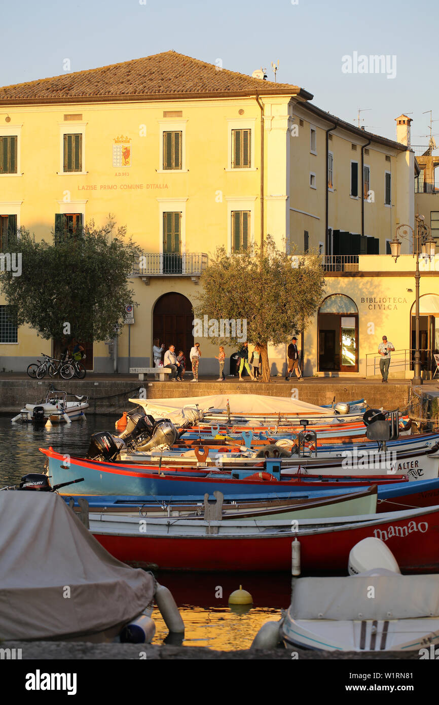 Kleine alten Hafen im Zentrum von Lazise, Gardasee, Verona, Italien Stockfoto