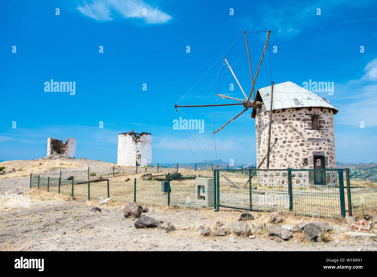 Blick auf alte weiße Windmühlen in Bodrum Stadt der Türkei. Im Stil der Ägäis traditionelle weiße Windmühlen in Santorini Griechenland Stockfoto