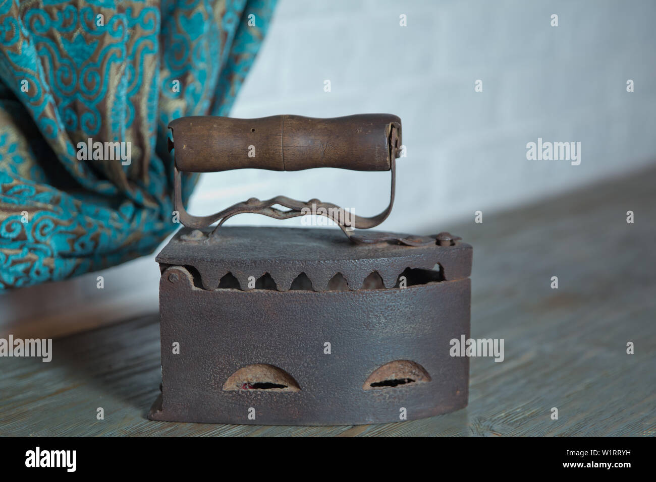 Antike Bugeleisen Altes Eisen Altes Eisen Auf Holz Wand Stockfotografie Alamy