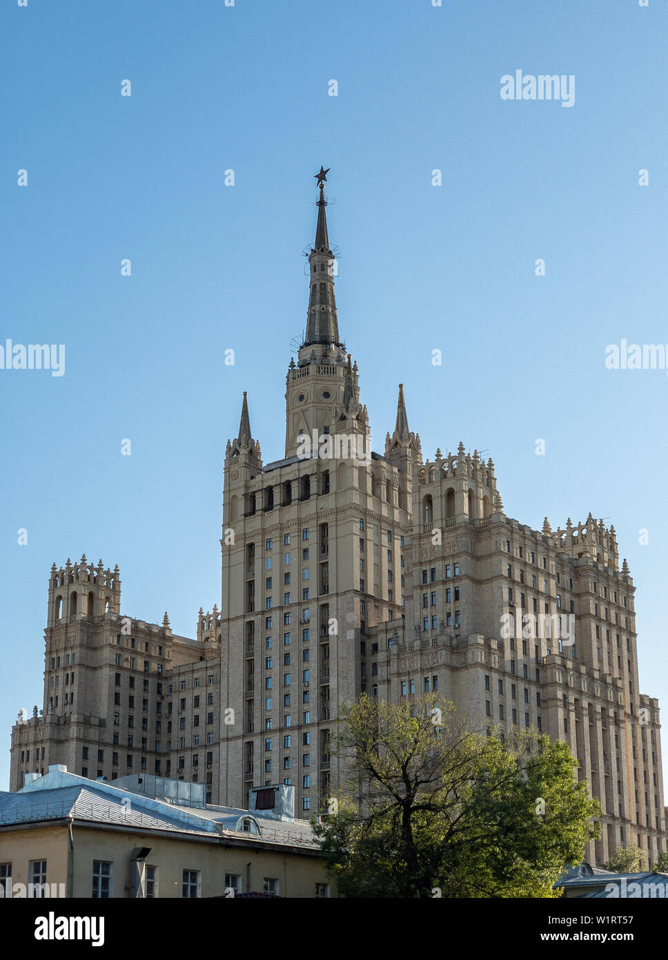 Moskau, Russland - 20. Mai 2019: Die Kudrinskaya quadratisches Gebäude ist ein Gebäude in Moskau, einer der sieben Stalinistischen Stil Wolkenkratzer Stockfoto