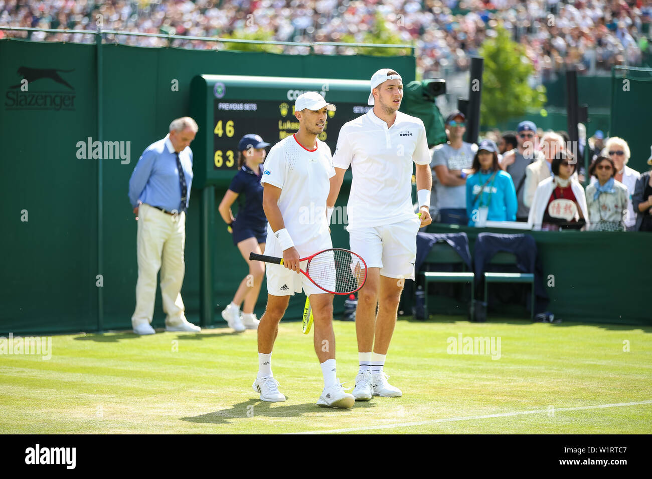 London, Großbritannien. 3. Juli 2019. Ben McLachlan von Japan und Jan-Lennard Struff von Deutschland während der Herren Doppel der ersten Runde der Wimbledon Lawn Tennis Championships gegen Lukasz Kubot Polens und Marcelo Melo Brasilien bei den All England Lawn Tennis und Croquet Club in London, England am 3. Juli 2019. Quelle: LBA/Alamy leben Nachrichten Stockfoto