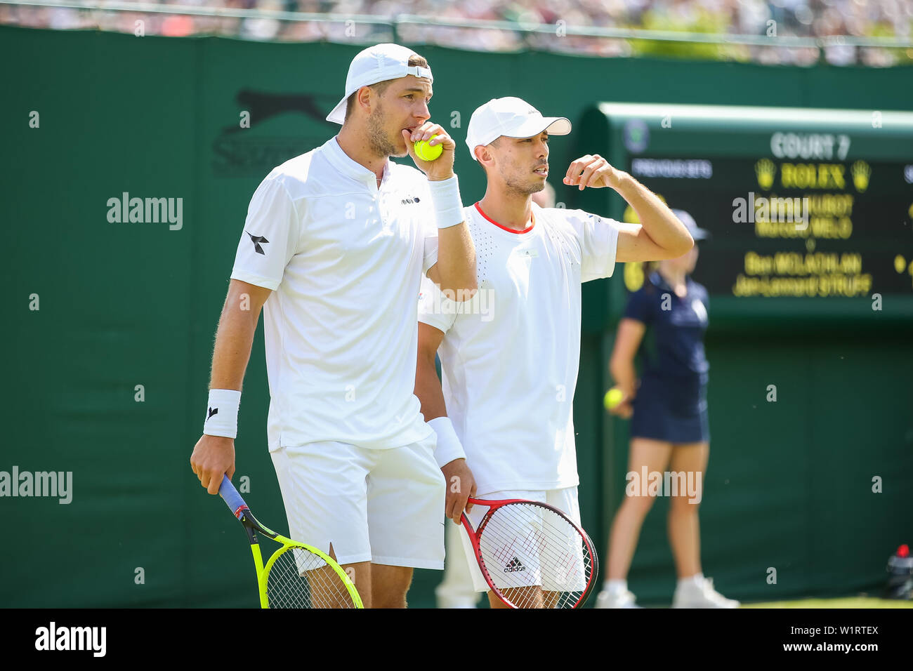 London, Großbritannien. 3. Juli 2019. Ben McLachlan von Japan und Jan-Lennard Struff von Deutschland während der Herren Doppel der ersten Runde der Wimbledon Lawn Tennis Championships gegen Lukasz Kubot Polens und Marcelo Melo Brasilien bei den All England Lawn Tennis und Croquet Club in London, England am 3. Juli 2019. Quelle: LBA/Alamy leben Nachrichten Stockfoto