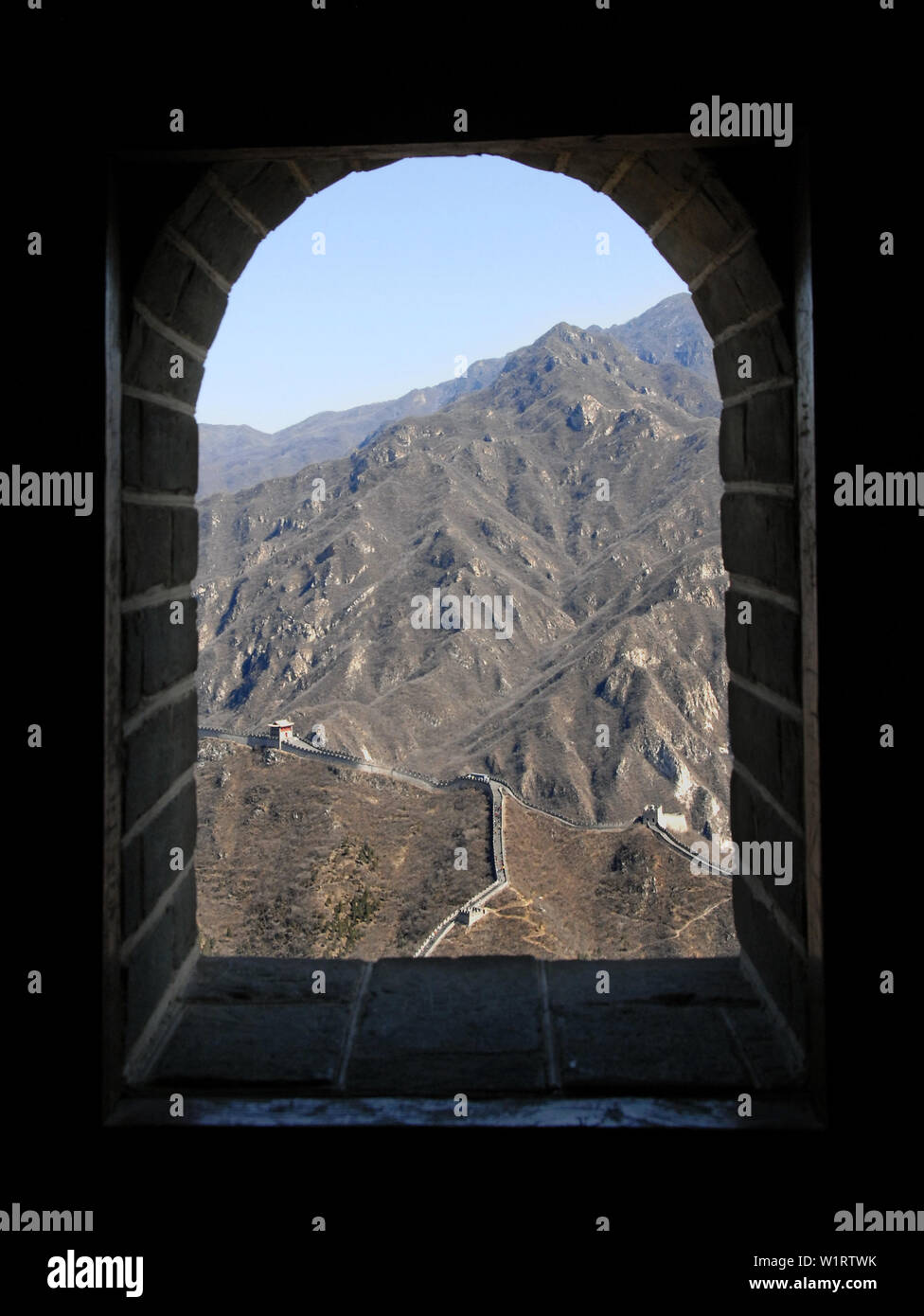 Die große Mauer von China. Einen malerischen Blick auf den Abschnitt der Großen Mauer bei Juyongguan durch ein Fenster. Juyongguan der Chinesischen Mauer in der Nähe von Beijing. Stockfoto