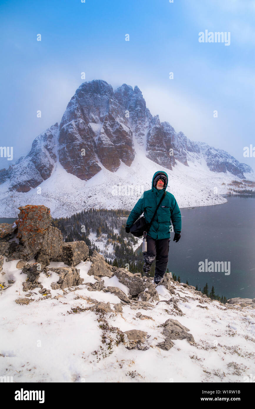 Menschen wandern in der winterlichen Witterung, die Nublet, Mount Assiniboine Provincial Park, British Columbia, Kanada Stockfoto