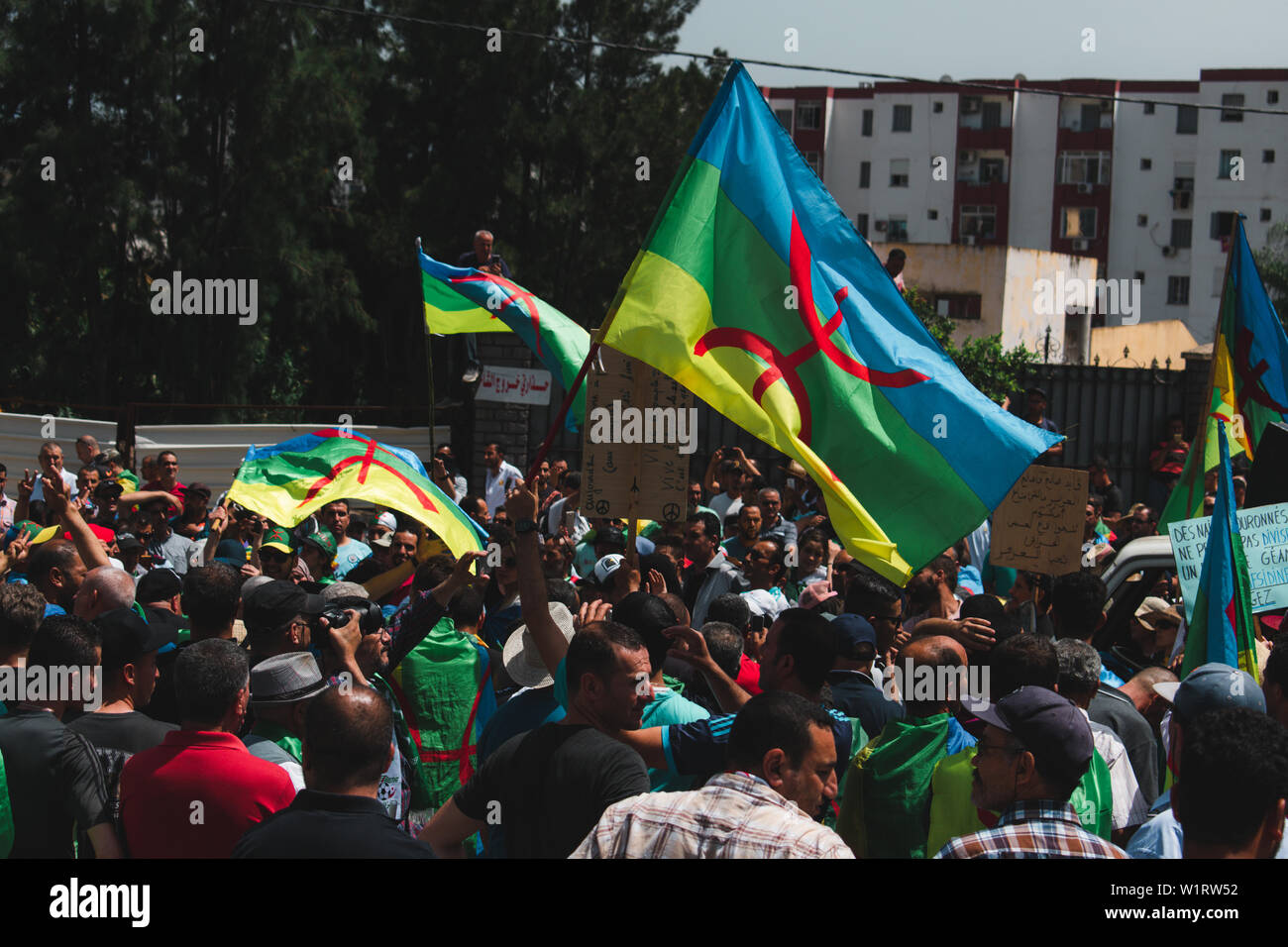 Kundgebung gegen Gaid Salah nach seiner letzten Rede über das Verbot des Amazigh-Emblems bei Protesten. Stockfoto