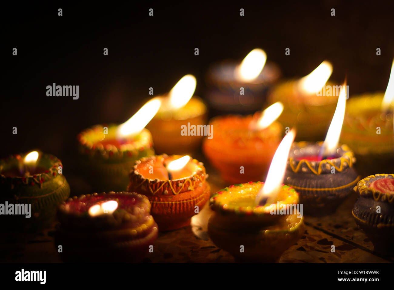 Irdenen diya Lampe Beleuchtung mit Kerzen anlässlich des Diwali und sandhi Pujo Stockfoto