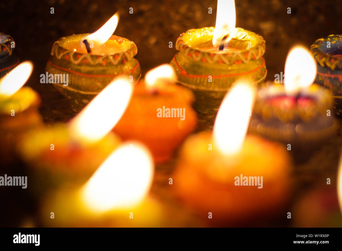 Irdenen diya Lampe Beleuchtung mit Kerzen anlässlich des Diwali und sandhi Pujo Stockfoto