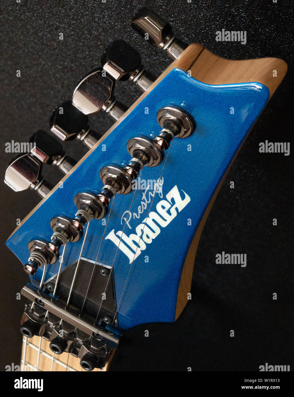 Ibanez Prestige RG 655 Kopf Lieferbar in Blau auf schwarzem Hintergrund Stockfoto