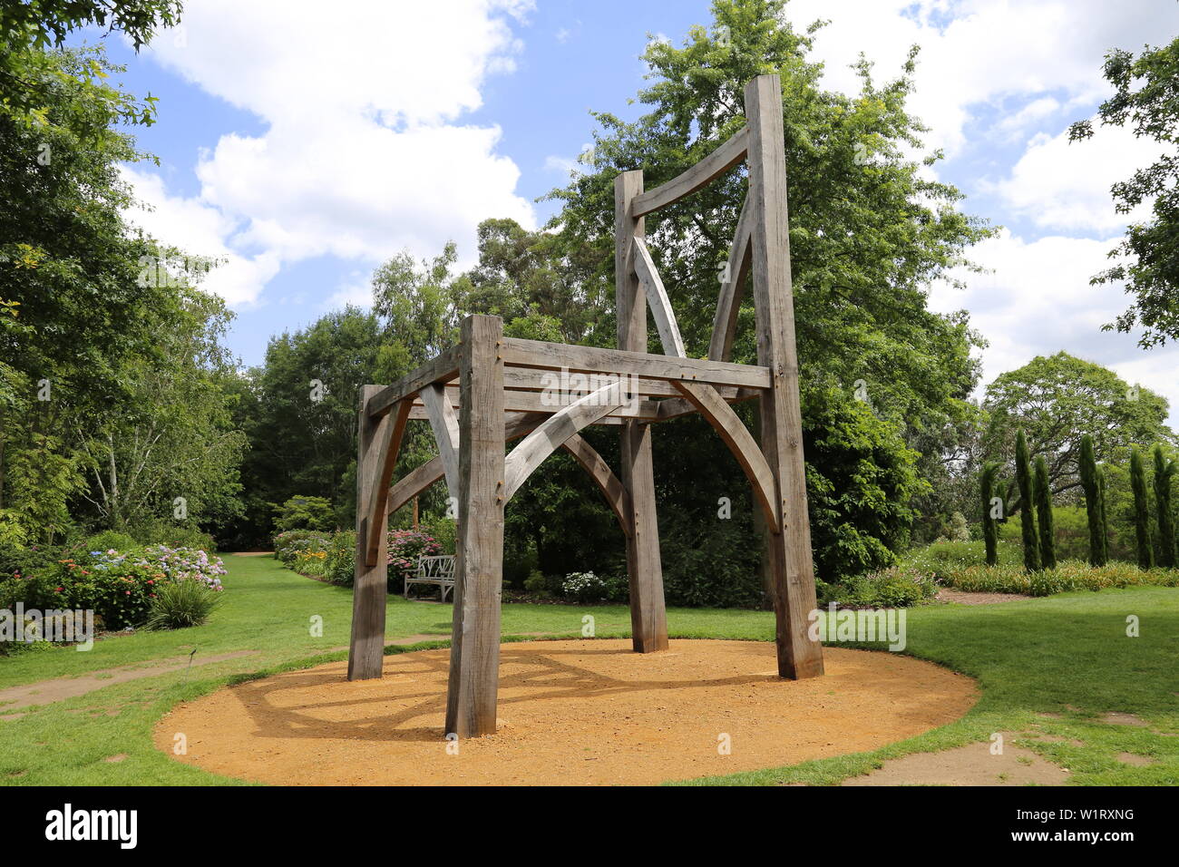 „Giant's Chair“ (Henry Bruce, 2006, recycelte Eiche), Skulptur in Wisley 2019, RHS Garden Wisley, Woking, Surrey, England, Großbritannien, Großbritannien, Europa Stockfoto