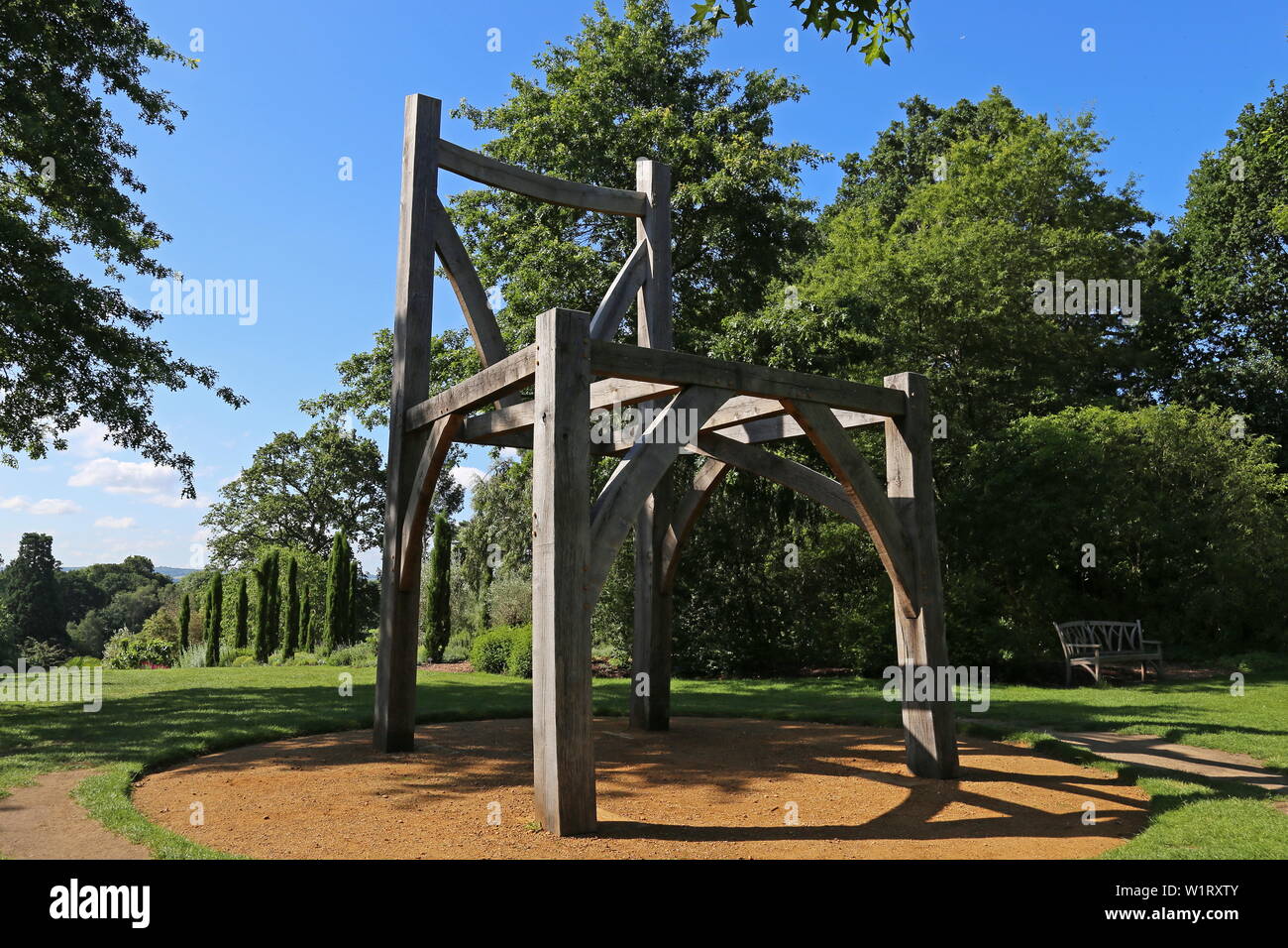 „Giant's Chair“ (Henry Bruce, 2006, recycelte Eiche), Skulptur in Wisley 2019, RHS Garden Wisley, Woking, Surrey, England, Großbritannien, Großbritannien, Europa Stockfoto