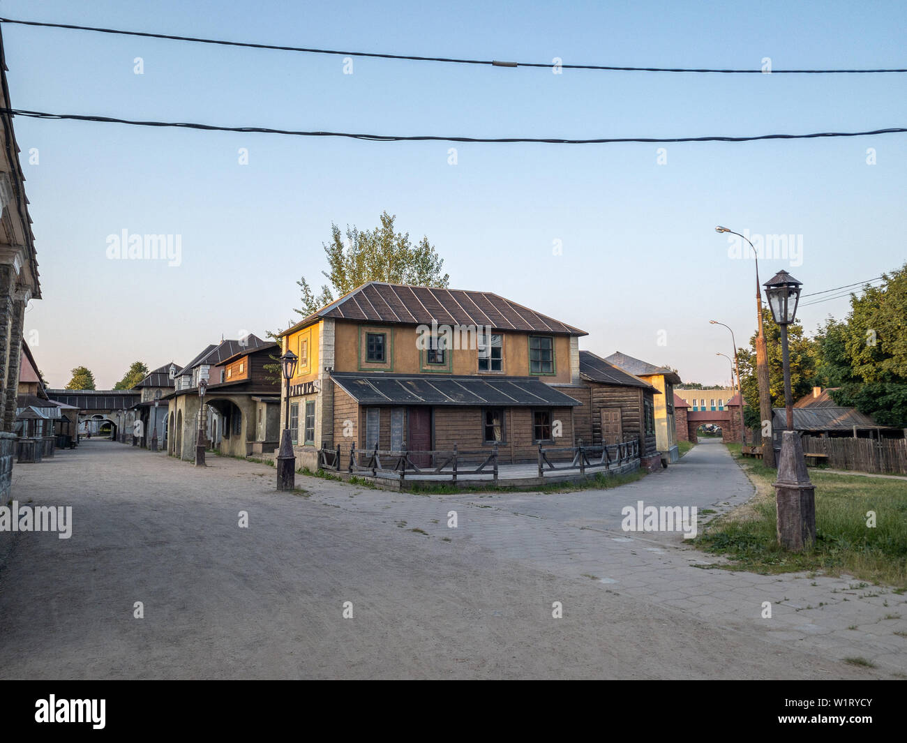 Landsitz von Gorki, Moskau, Russland - 20. Juni 2019: Die Kulisse für den Film "Die Jagd nach dem Teufel" im Stil der russischen Stadt und Dorf der Stockfoto