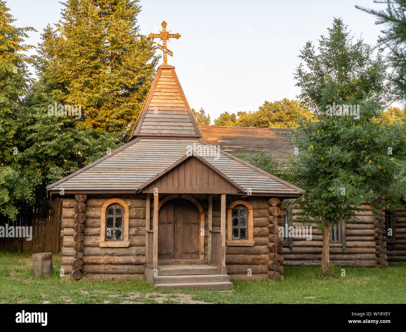 Landsitz von Gorki, Moskau, Russland - 20. Juni 2019: Die hölzerne Kirche. Die Kulisse für den Film "Die Jagd nach dem Teufel" im Stil der russischen Stadt und Stockfoto