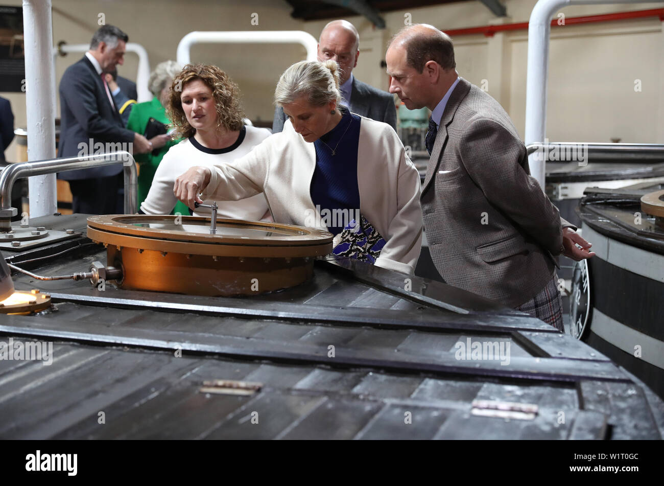 Der Graf und die Gräfin von Forfar, als sie Besuch Glenfiddich Whisky Distillery in Dufftown. PRESS ASSOCIATION Foto. Bild Datum: Montag Juli 1, 2019. Prinz Edward und seine Frau, Sophie, erhielt den Titel auf seinem 55. Geburtstag in diesem Jahr. Siehe PA Geschichte ROYAL Wessex. Photo Credit: Andrew Milligan/PA-Kabel Stockfoto