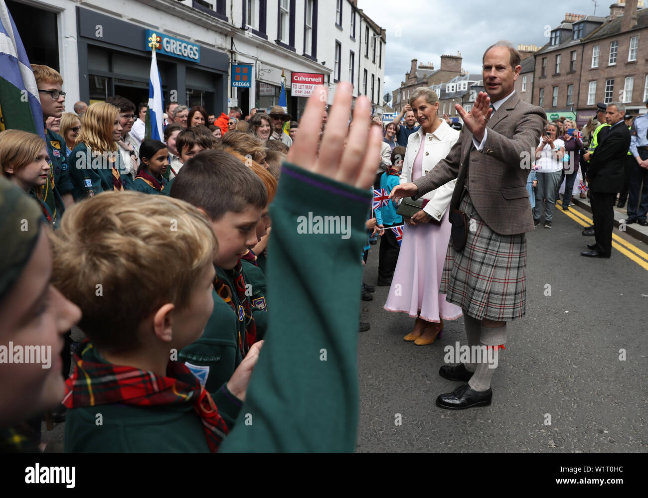 Der Graf und die Gräfin von Forfar auf einen Rundgang auf der Castle Street in Forfar. PRESS ASSOCIATION Foto. Bild Datum: Montag Juli 1, 2019. Prinz Edward und seine Frau, Sophie, erhielt den Titel auf seinem 55. Geburtstag in diesem Jahr. Siehe PA Geschichte ROYAL Wessex. Photo Credit: Andrew Milligan/PA-Kabel Stockfoto