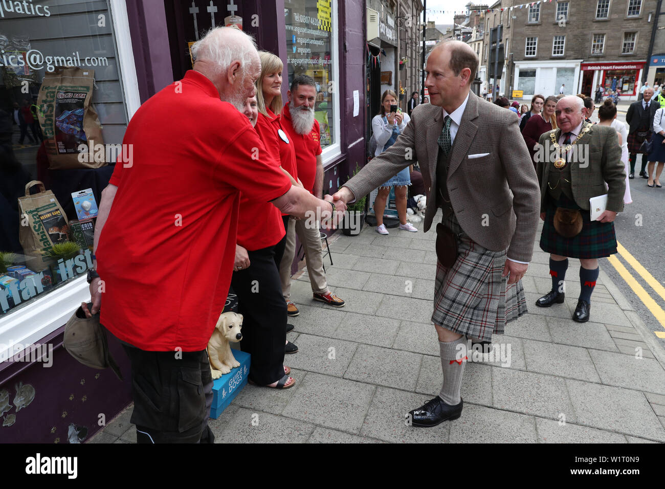 Der Graf und die Gräfin von Forfar auf einen Rundgang auf der Castle Street in Forfar. PRESS ASSOCIATION Foto. Bild Datum: Montag Juli 1, 2019. Prinz Edward und seine Frau, Sophie, erhielt den Titel auf seinem 55. Geburtstag in diesem Jahr. Siehe PA Geschichte ROYAL Wessex. Photo Credit: Andrew Milligan/PA-Kabel Stockfoto