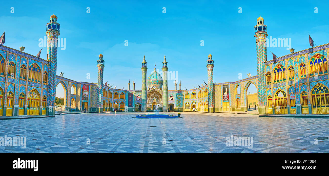 ARAN-O-BIDGOL, IRAN - Oktober 23, 2017: Panorama der sahn (Innenhof) des Imamzadeh Helal Ali heiligen Schrein mit islamischen Fliese Muster auf die Minarette, Bu Stockfoto