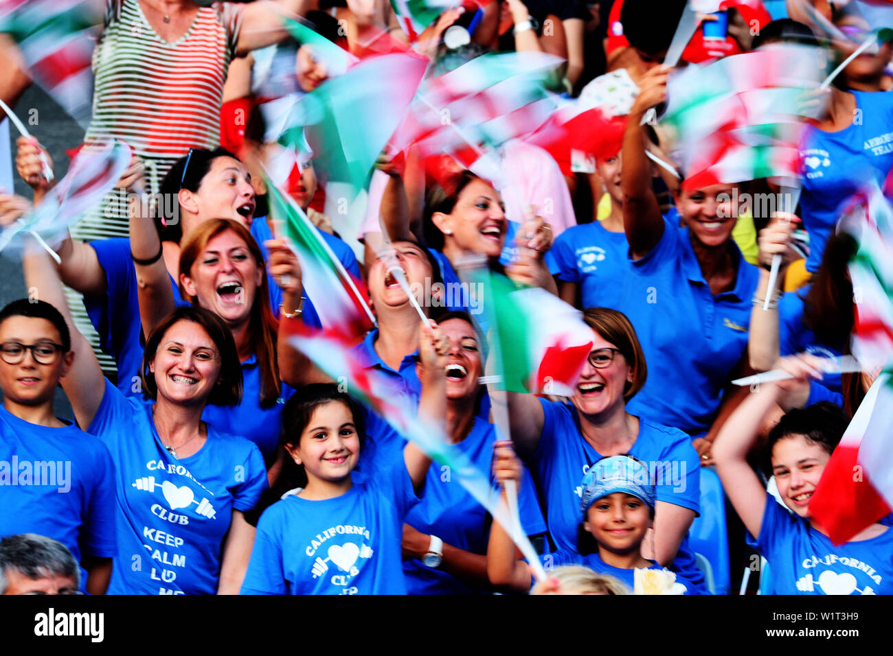 San Paolo Stadion, Neapel, Italien. 3. Juli 2019. 30 Universidade Leichtathletik Wettbewerb; Öffnung Zeremonien; Fans im Stadion Credit massierten: Aktion plus Sport/Alamy leben Nachrichten Stockfoto