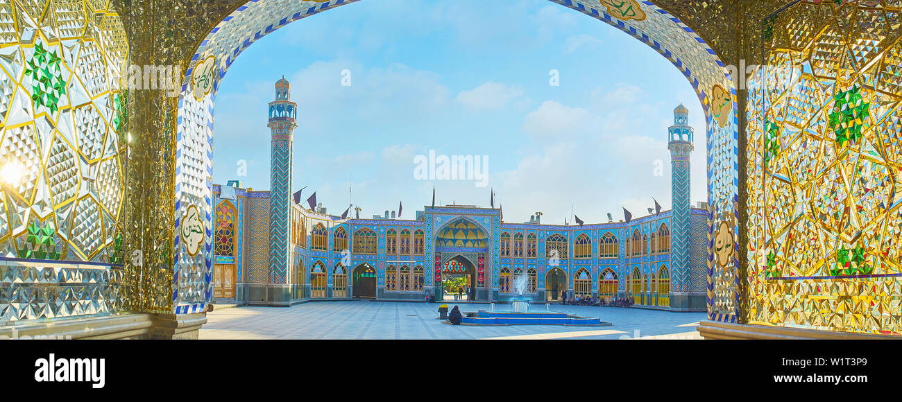 ARAN-O-BIDGOL, IRAN - Oktober 23, 2017: Panorama der Imamzadeh Helal Ali heiligen Schrein mit seinem sahn (Innenhof), Minarette und reich verzierten Wände Stockfoto