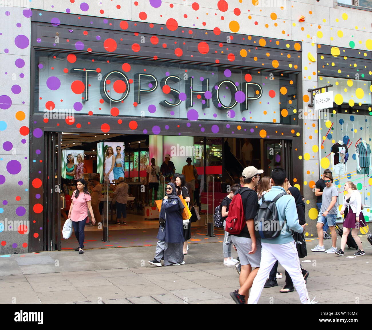 Topshop und Topman speichert gesehen mit Rainbow bubbles wird abgedeckt. vielen Einzelhandelsgeschäften in Shopping heartland in der Hauptstadt des West End sind derzeit in Regenbogen Farben dekoriert, die Unterstützung von Stolz. Eine jährliche Feier der LGBT-Gemeinschaft, Stolz gipfelt in der LGBT Pride Parade in London, zieht viele Tausende Besucher in die Hauptstadt, mit einem bunten, lebhaften und exzentrische Prozession durch die Stadt. Stockfoto