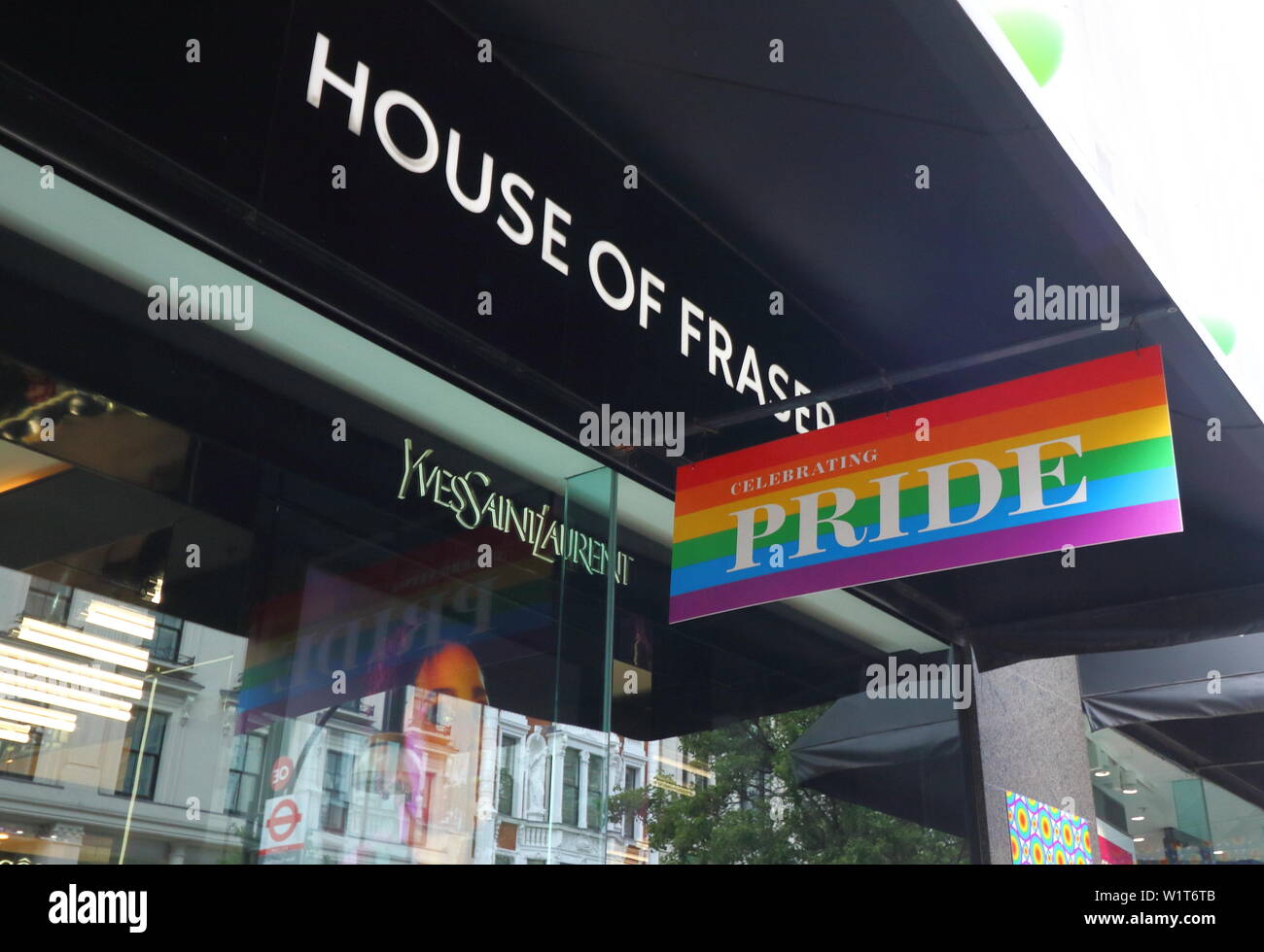 Rainbow farbige Zeichen feiern Stolz außerhalb House of Fraser Store gesehen. vielen Einzelhandelsgeschäften in Shopping heartland in der Hauptstadt des West End sind derzeit in Regenbogen Farben dekoriert, die Unterstützung von Stolz. Eine jährliche Feier der LGBT-Gemeinschaft, Stolz gipfelt in der LGBT Pride Parade in London, zieht viele Tausende Besucher in die Hauptstadt, mit einem bunten, lebhaften und exzentrische Prozession durch die Stadt. Stockfoto
