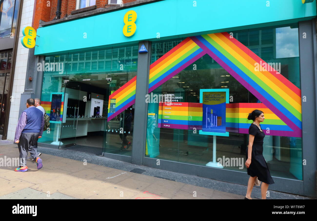 Rainbow Anzeige außerhalb EE Phone Store gesehen. vielen Einzelhandelsgeschäften in Shopping heartland in der Hauptstadt des West End sind derzeit in Regenbogen Farben dekoriert, die Unterstützung von Stolz. Eine jährliche Feier der LGBT-Gemeinschaft, Stolz gipfelt in der LGBT Pride Parade in London, zieht viele Tausende Besucher in die Hauptstadt, mit einem bunten, lebhaften und exzentrische Prozession durch die Stadt. Stockfoto