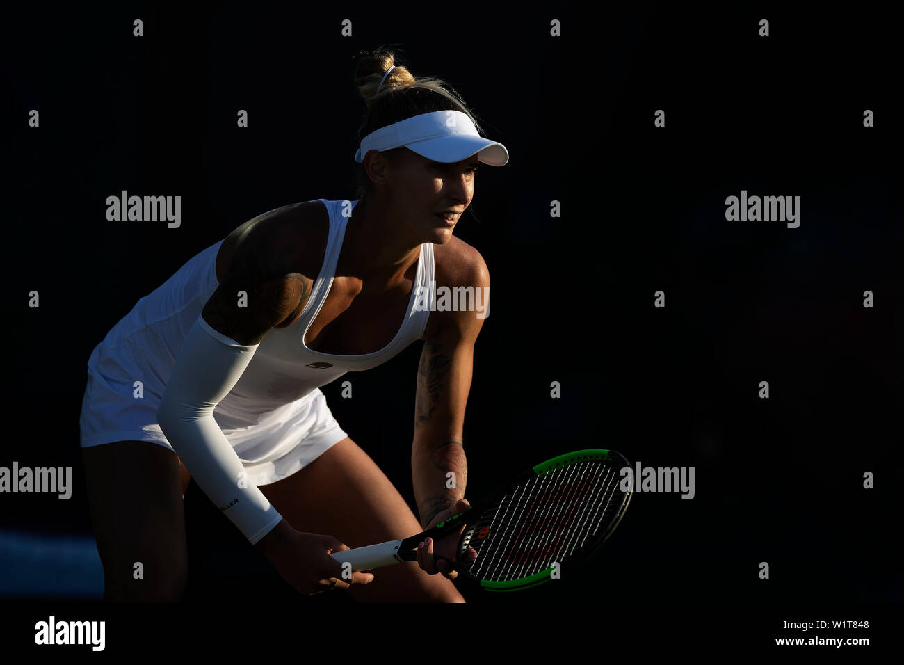 London, Großbritannien. 3. Juli 2019, den All England Lawn Tennis und Croquet Club, Wimbledon, England, Wimbledon Tennis Turnier, Tag 3; Polona Hercog (SLO) bereitet eine dienen von Madison (USA) Stockfoto