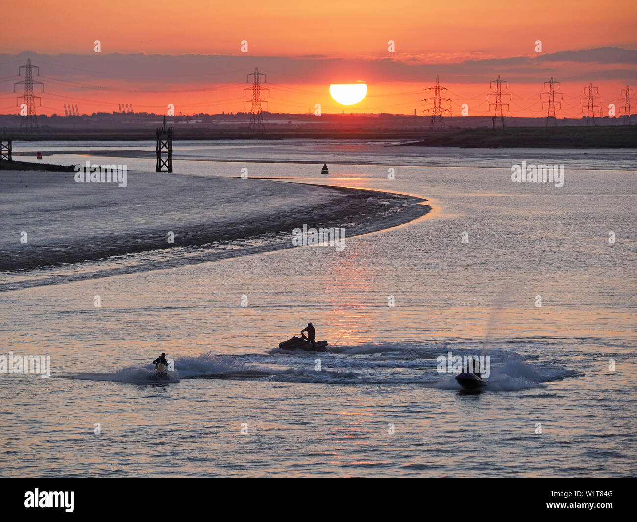 Sheppey überqueren, Kent, Großbritannien. 3. Juli 2019. UK Wetter: die Sonne über der Wasserstraße bekannt als die Vertiefungen. Credit: James Bell/Alamy leben Nachrichten Stockfoto