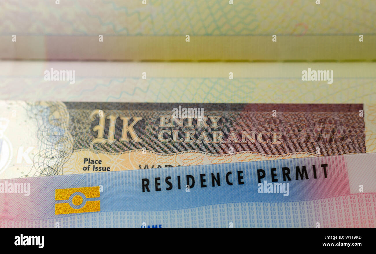 UK BRP (biometrische Aufenthaltserlaubnis) Karten für Tier 2 Work Visa auf UK Eintrag Spiel vignette Sticker in den Pass eingetragen. Stockfoto