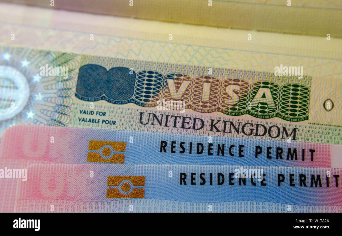 UK BRP Karten für Tier 2 Work Visa auf UK Business Visa Sticker in den Pass eingetragen. Nahaufnahme Foto. Stockfoto