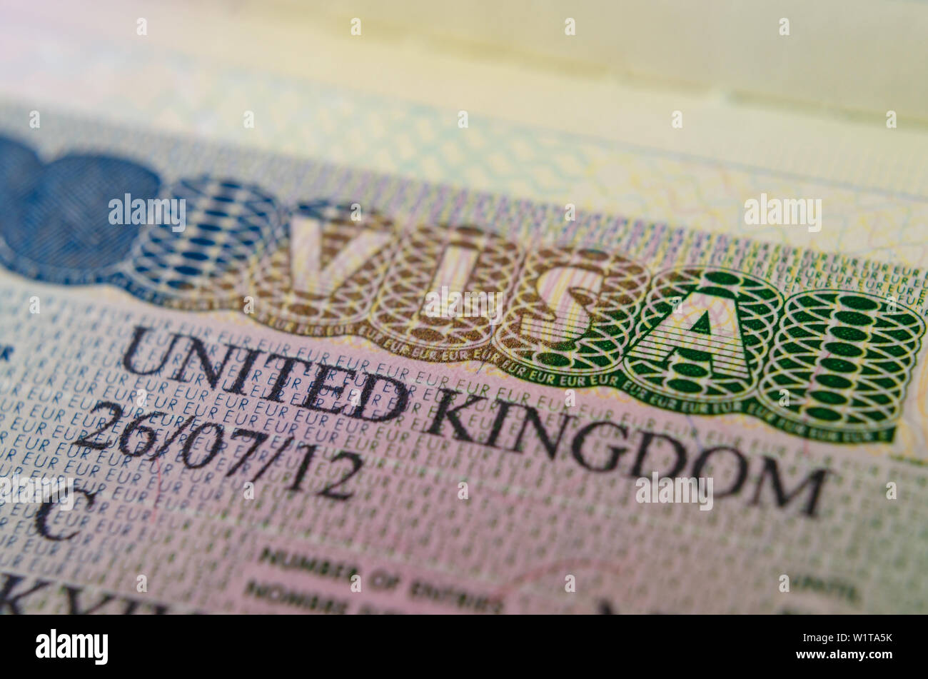 UK Multiple Entry Visum (Typ C) Aufkleber im Paß. Makro Foto. Stockfoto