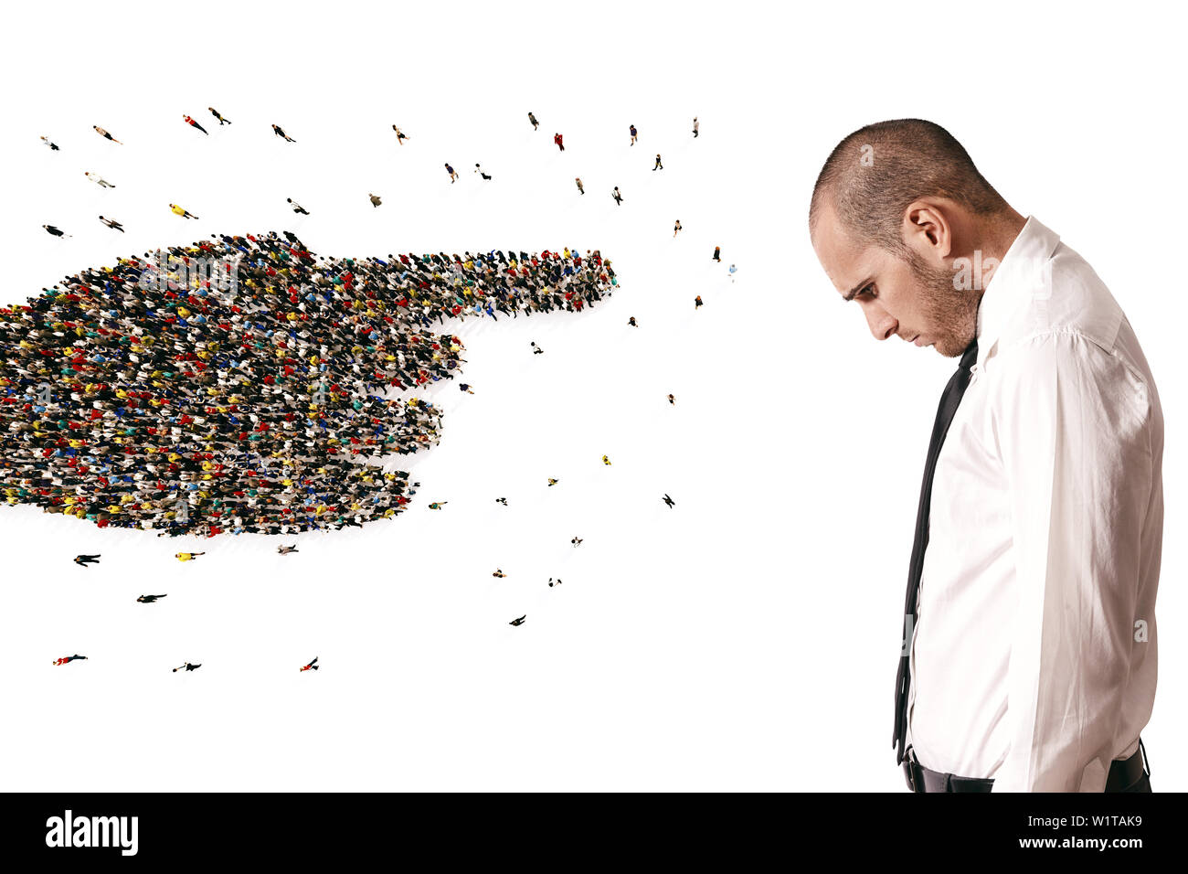 Masse von Menschen bilden ein Zeiger ein trauriger Mann. 3D-Rendering Stockfoto