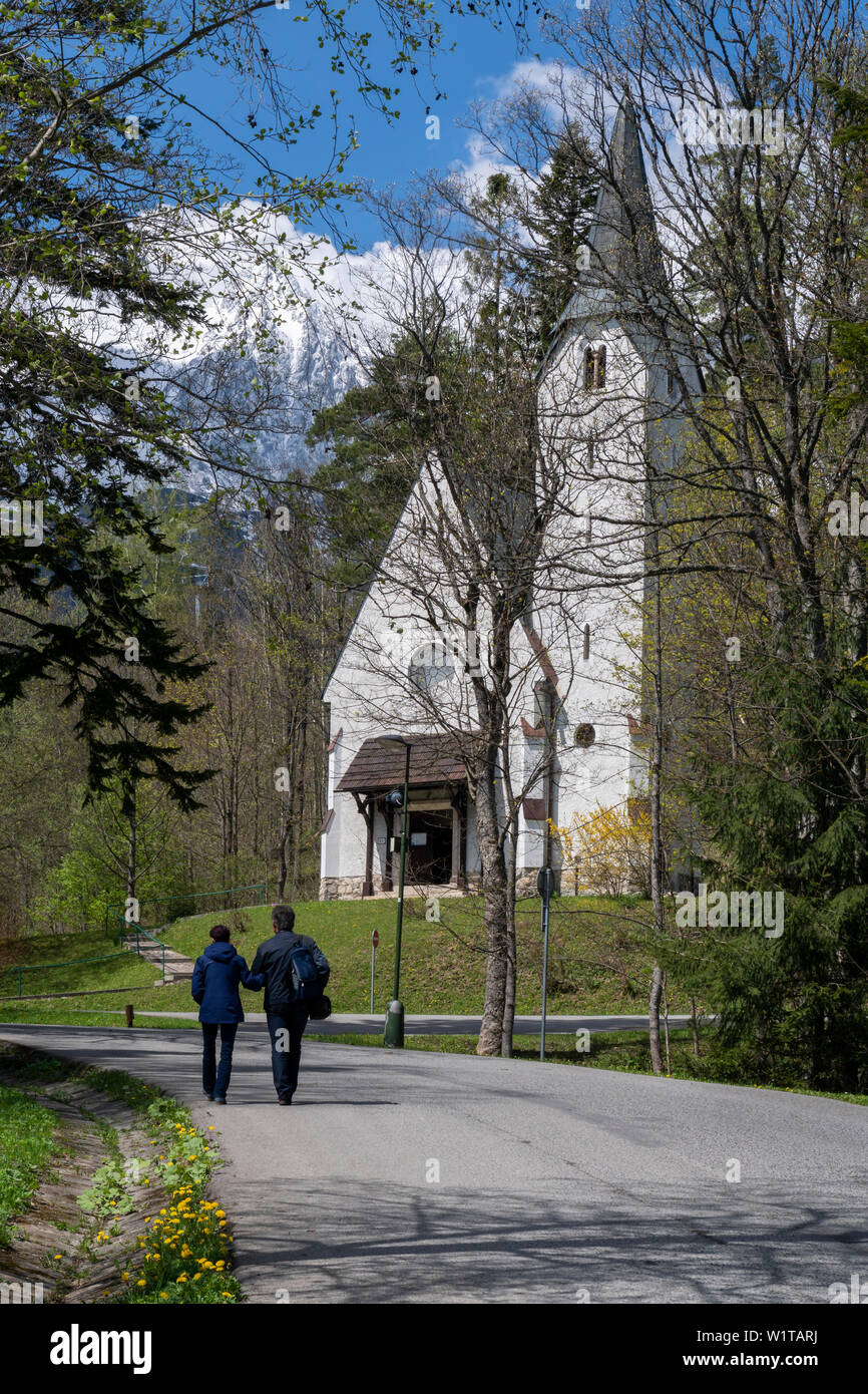 Evangelische Kirche und Touristen in Tatranska Lomnica, Slowakei Stockfoto